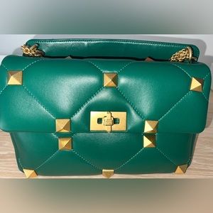 AUTHENTIC Valentino
Valentino Garavani Roman Stud Quilted Shoulder Bag